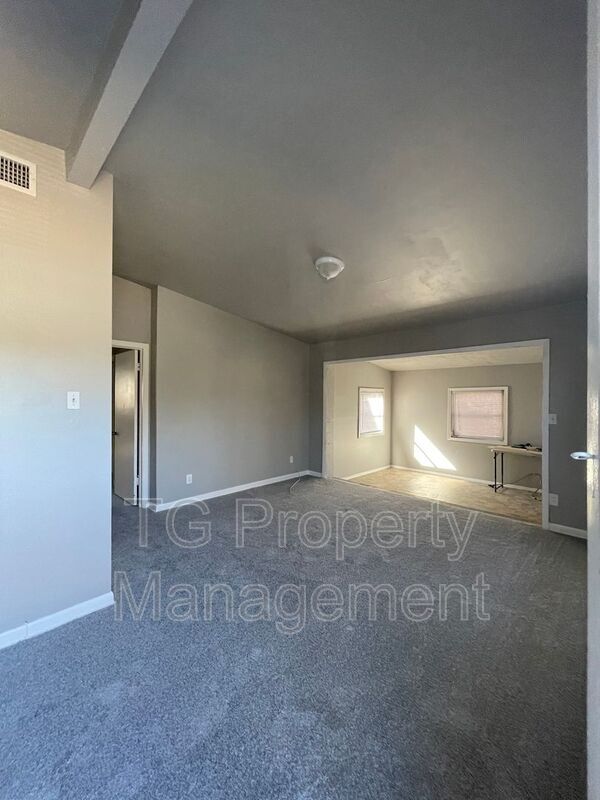 Foto del edificio - 8952 Castle Blvd