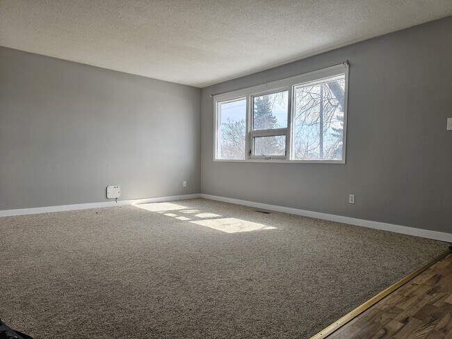 Photo du bâtiment - 9512-9128 128 Ave NW