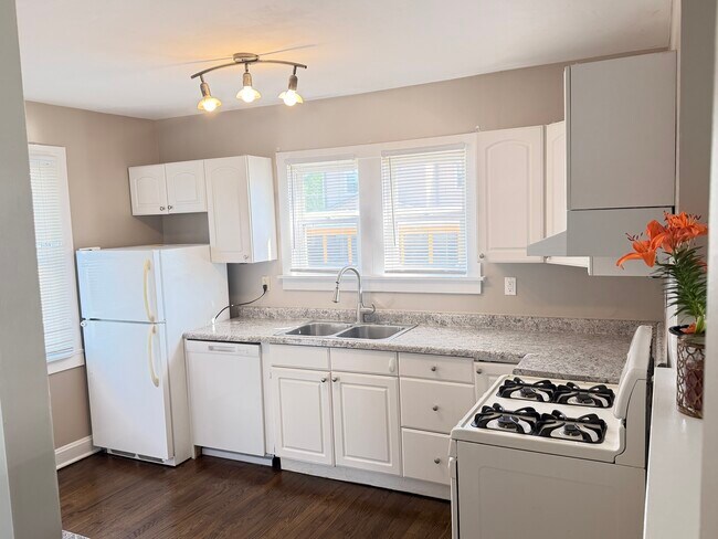3 Cocina - 9351 Kennedy Ave