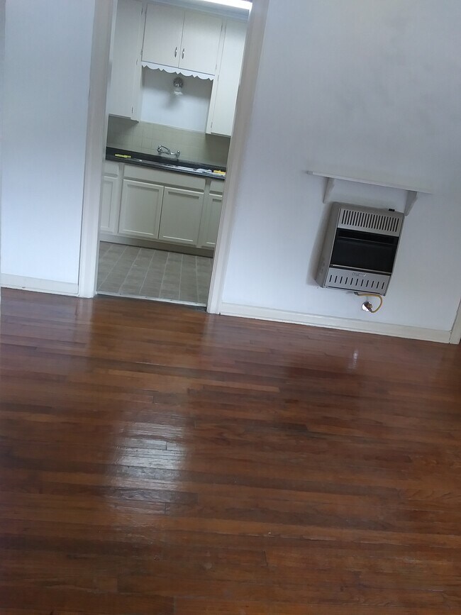 livingroom, kitchen,wood floors - 115 May