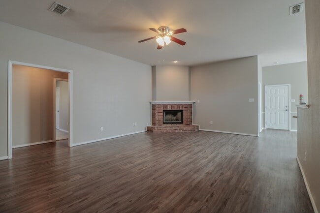 Foto del edificio - 4Bed/2Bath Available 11/10 !
