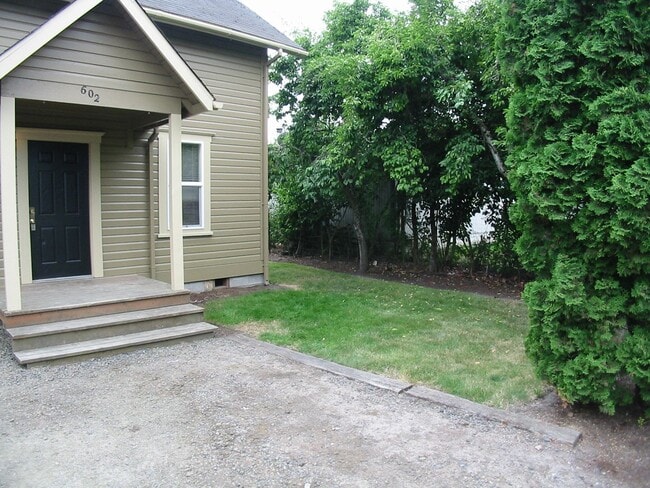 Foto del edificio - Charming 3-Bedroom Two-Story Home with Fenced Yard!