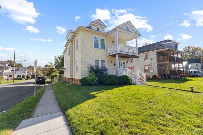 Building Photo - 403 Valley Dr