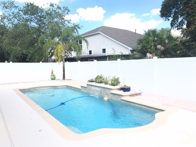 Building Photo - Beautiful Pool Home in the Villages of Eas...