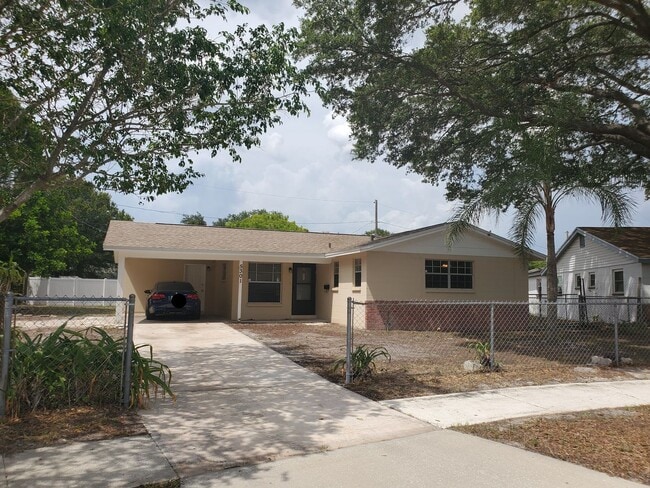 Building Photo - Three bedroom one and a half bathroom house with large yard space