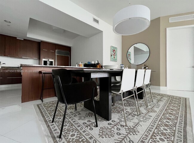 Foto del edificio - 15811 Collins Ave