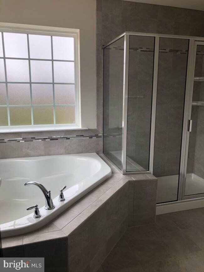 Foto del edificio - Beautiful, spacious colonial available for rent July 31st!
