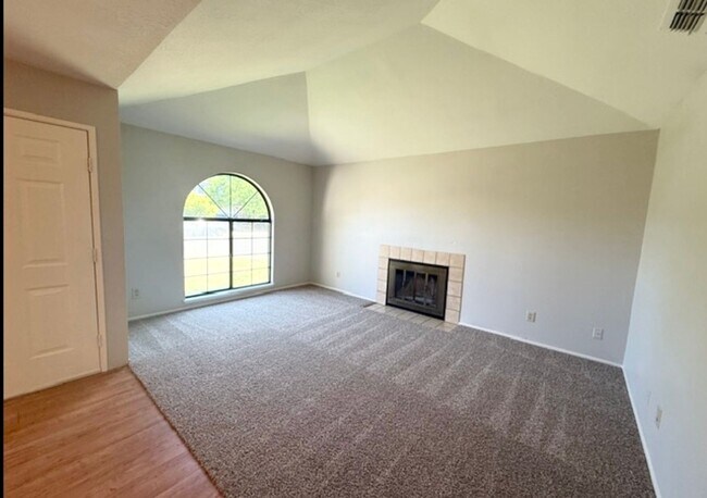 Foto del edificio - Remodeled 3 Bedroom Home in Roseville for Rent