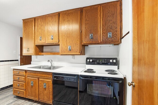 Building Photo - 2 bedroom Single Family Home with Fenced i...