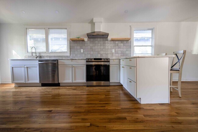 Building Photo - 731 E 34th St