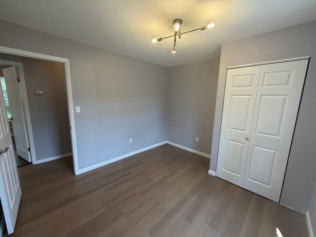 Foto del edificio - Renovated 3BR Split-Level on a Spacious Corner Lot with Garage in Toms River