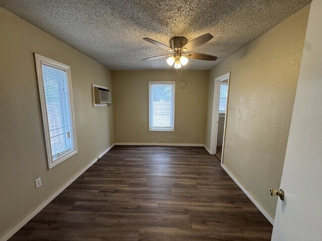 Building Photo - Duplex Located One Block From Elementary!