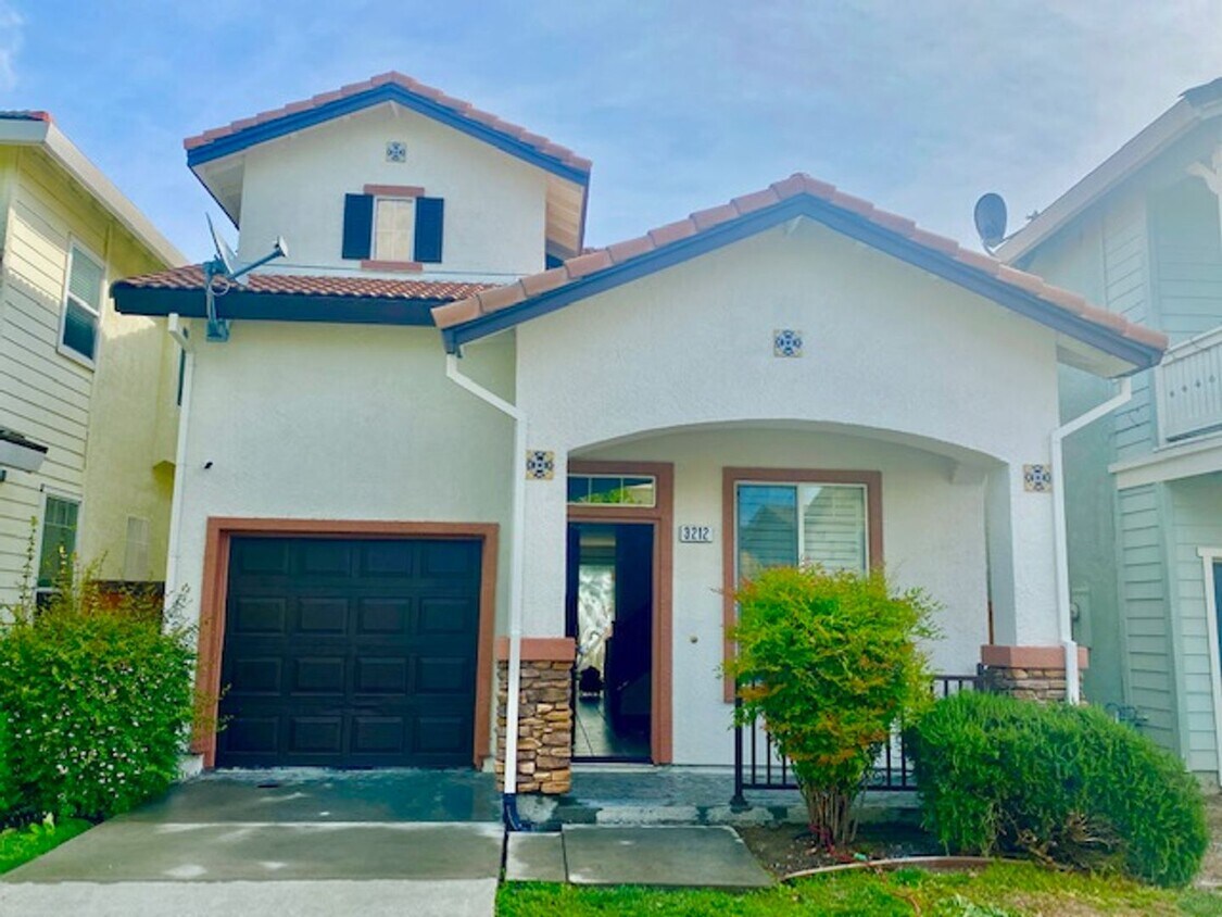 Foto principal - NEWLY PAINTED 2 BED, 3 BATH HOME IN NORTH ...
