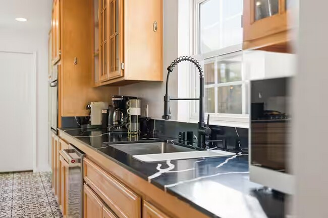 Building Photo - 3407 N Mountain View Dr