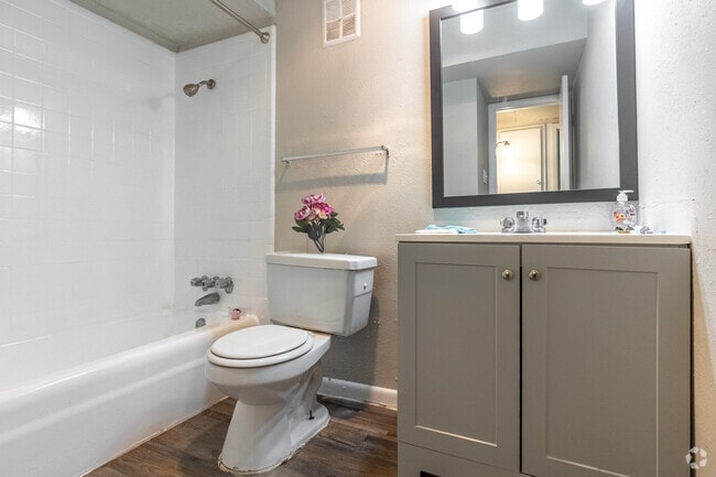 1BR, 1BA - 658SF - Bathroom - SOUTH CREST