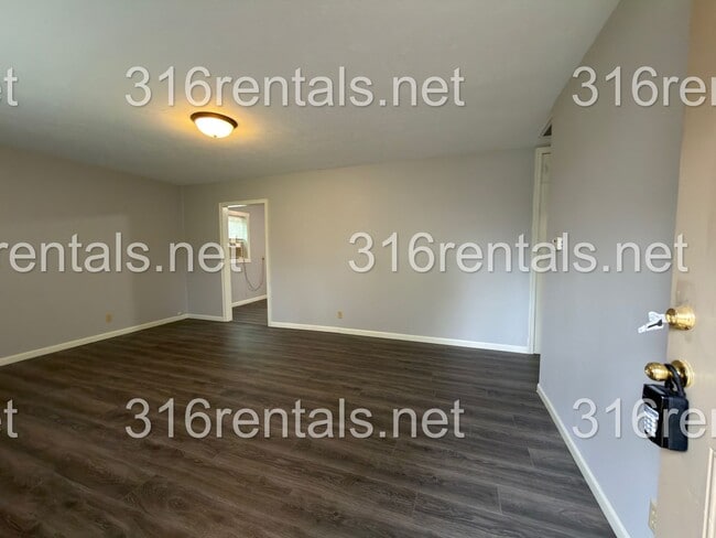 Building Photo - 231 E Larry St