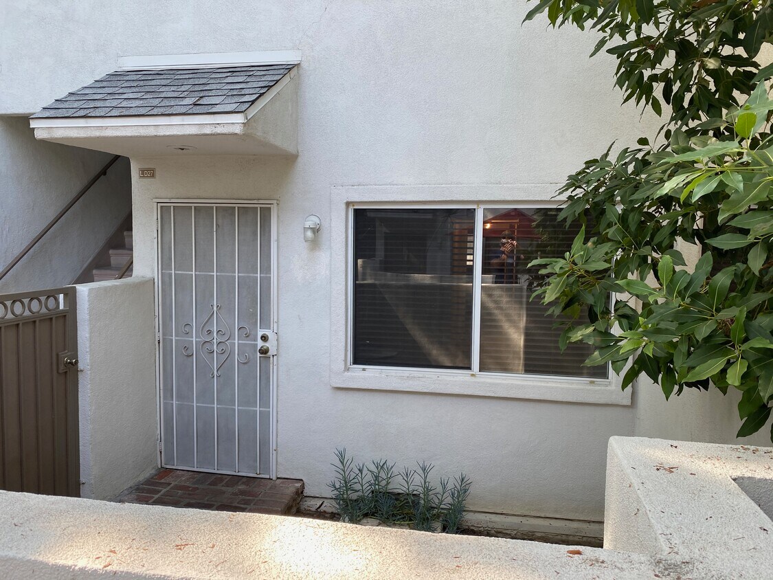 Front Door & patio - 18601 Collins St