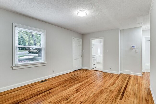 Foto del edificio - 2 Bed, 2 Bath in the Garden Homes neighborhood of Greensboro!