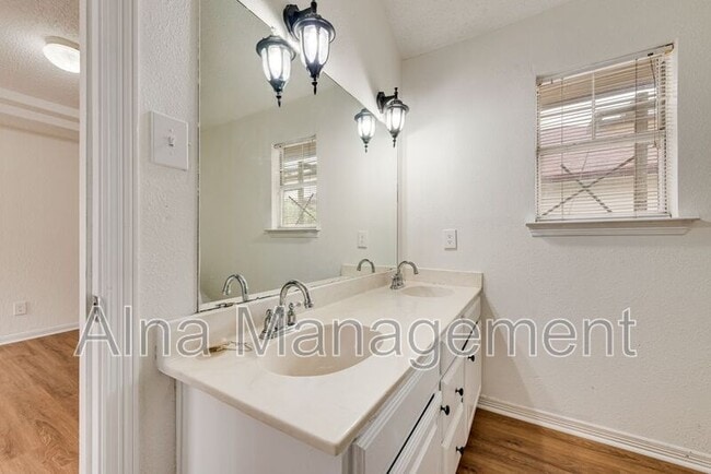 Foto del edificio - 1304 Riverview Ln