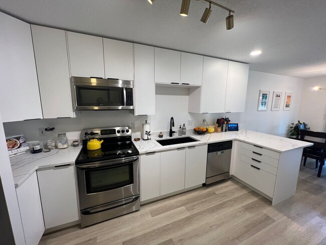 Foto del edificio - Modern Fully Updated End Unit Townhouse in...