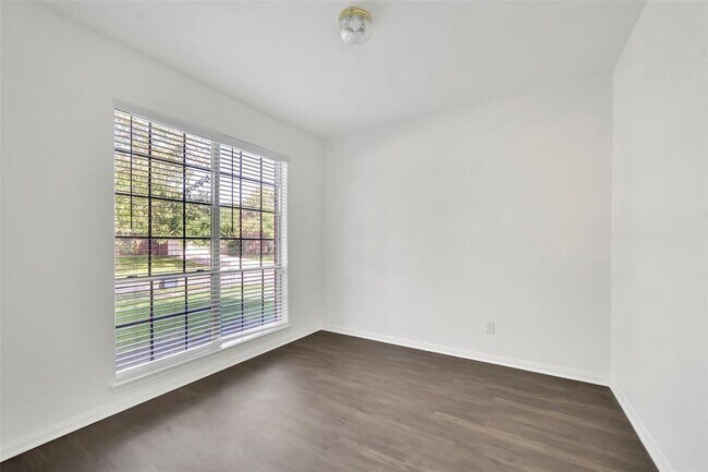 Building Photo - 2323 S Beverly Cir
