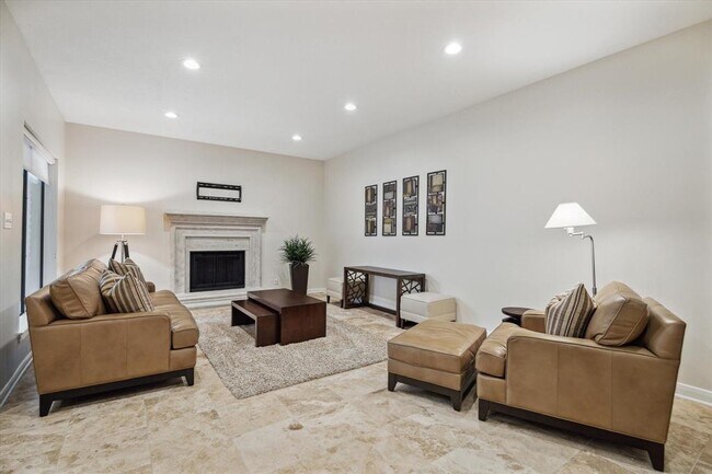 Building Photo - 2425 Potomac Dr