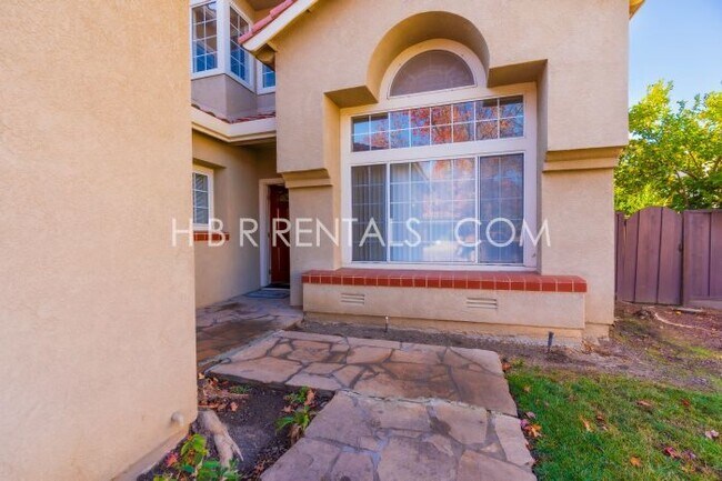 Foto del edificio - Move in Ready Beautiful 4 Bed Home in Tracy - Full Bed/Bath on 1st floor
