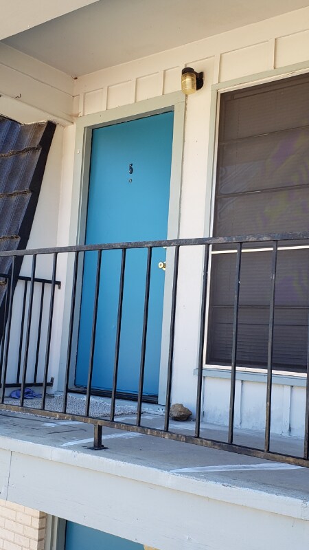Building Photo - 206 N Pine Ave