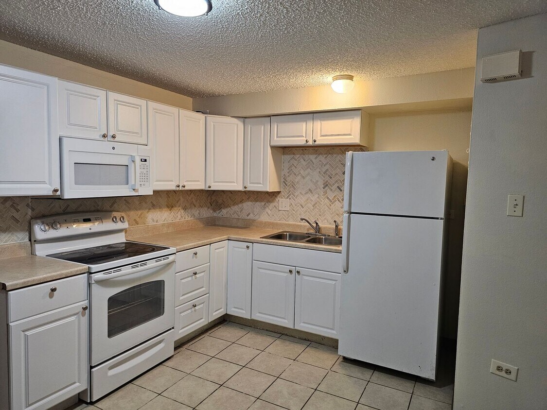 Primary Photo - Price reduced!!-Cozy 1 bedroom garden leve...