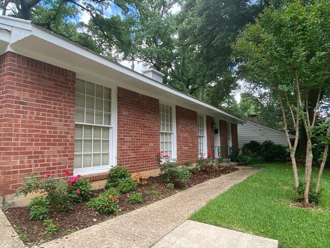 Building Photo - South Highlands Move-In Ready Home for Lea...