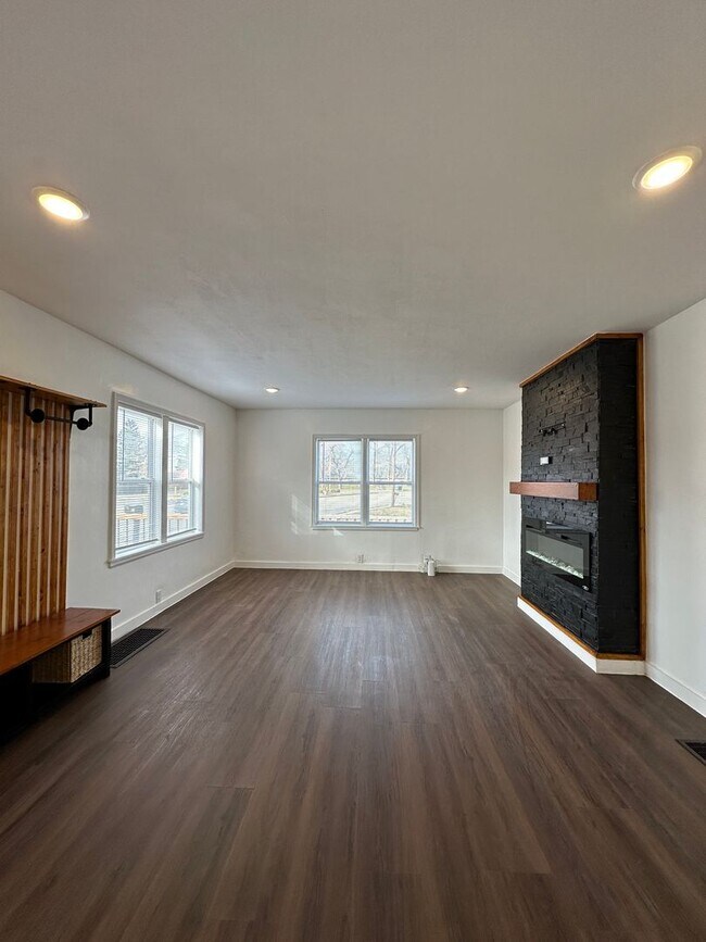 Foto del edificio - Immediate Move-In! Renovated 2BR House Near Ball State w/ Fireplace & Outdoor Space