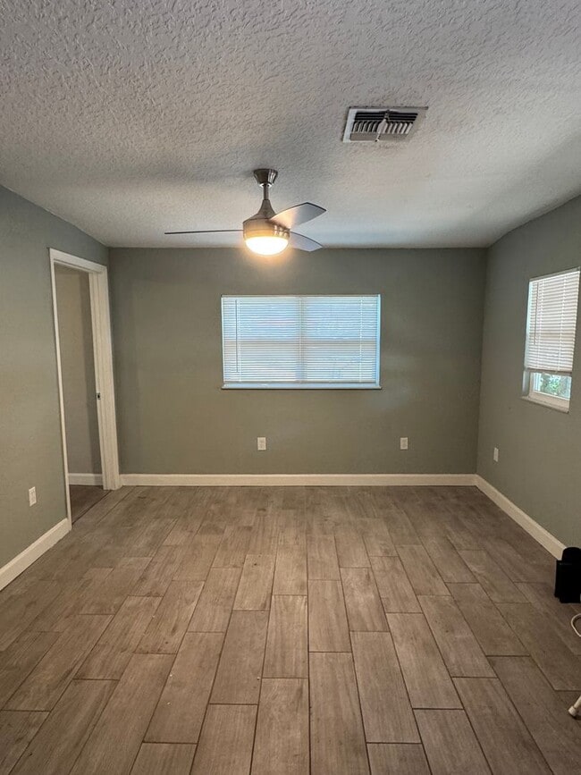 Building Photo - 2 bedroom 1 bath in Saint Cloud off 192 an...