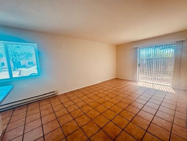 Building Photo - 2 Bedroom Central