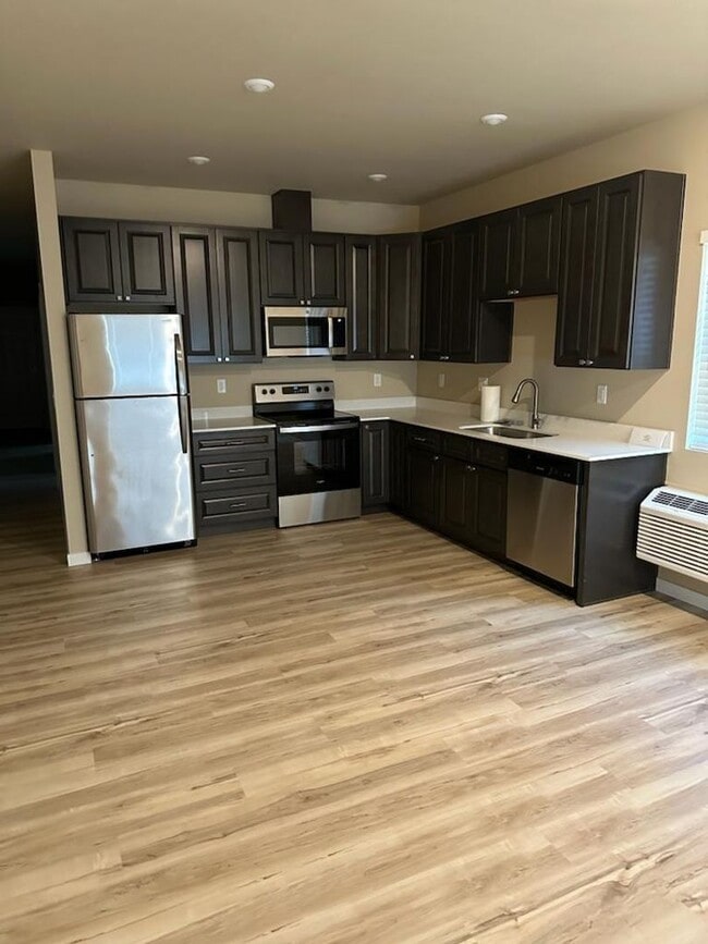 Building Photo - 3-bedroom 2-bath Duplex