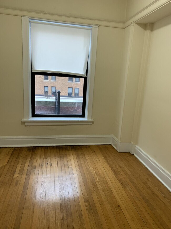 Bedroom - 1000 W Argyle St