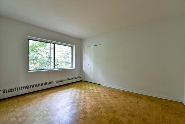 Building Photo - 2400 Av. Van Horne