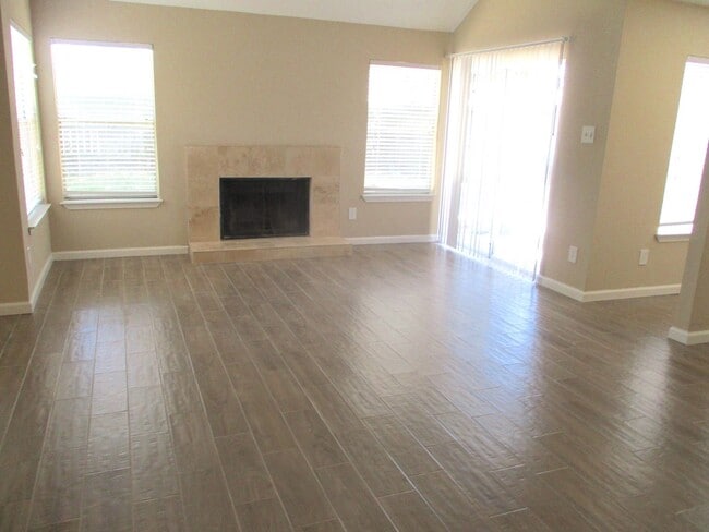 Building Photo - GET A BIG HOUSE FOR A SMALL PRICE IN BEAR CREEK