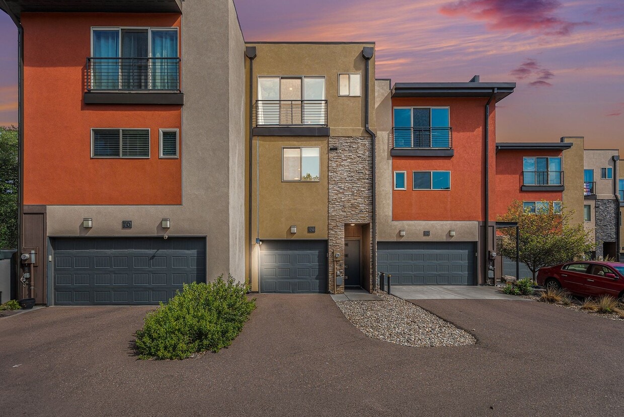 Foto principal - Creekside Townhome with Balconies on Every...