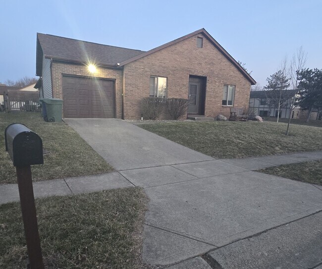 Driveway and Garage - 5846 Ravine View Ct