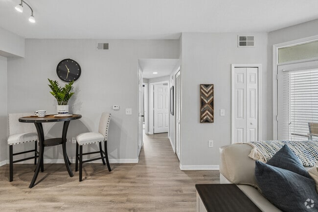 B4 2BR, 2BA - 928SF - Goldelm at Braden River
