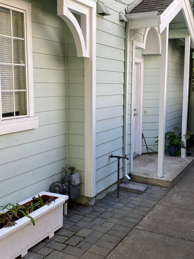 Building Photo - 1520 Adeline St