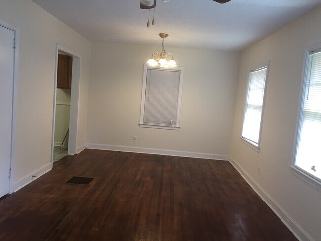 Building Photo - 843 Springvalley Dr