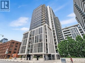 Building Photo - 400 Adelaide St E