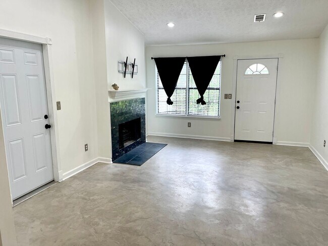 Foto del edificio - Welcome to this stunning 3-bedroom, 2-bath...