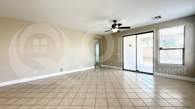 Foto del edificio - 533 E Trellis Rd