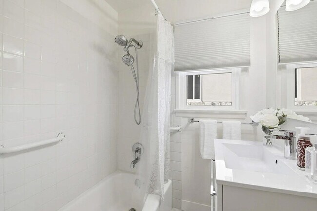 Foto del edificio - Charming 3BR Home with Bonus Room, Fireplace & Large Yard