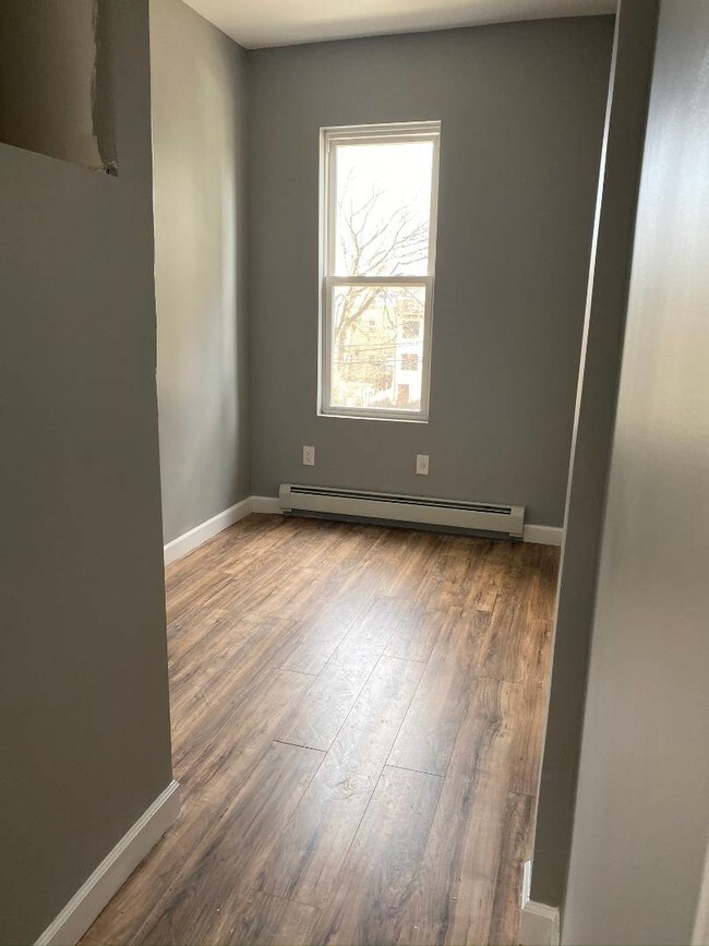 Building Photo - 462 Linwood St