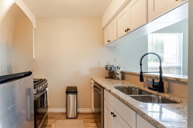 Foto del edificio - 6307 Okner Ln