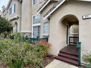 Building Photo - 211 Swan Ct