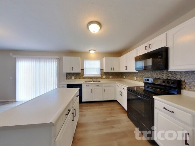 Building Photo - 6612 Smithfield Dr